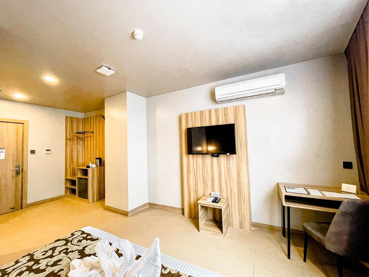 Madison 101 Hotel + Tower Quezon City Bagian luar foto