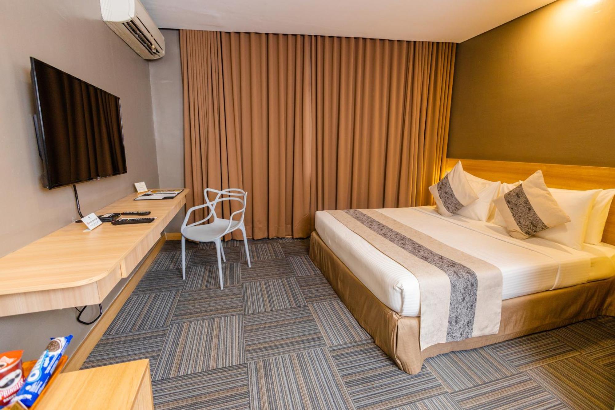 Madison 101 Hotel + Tower Quezon City Bagian luar foto