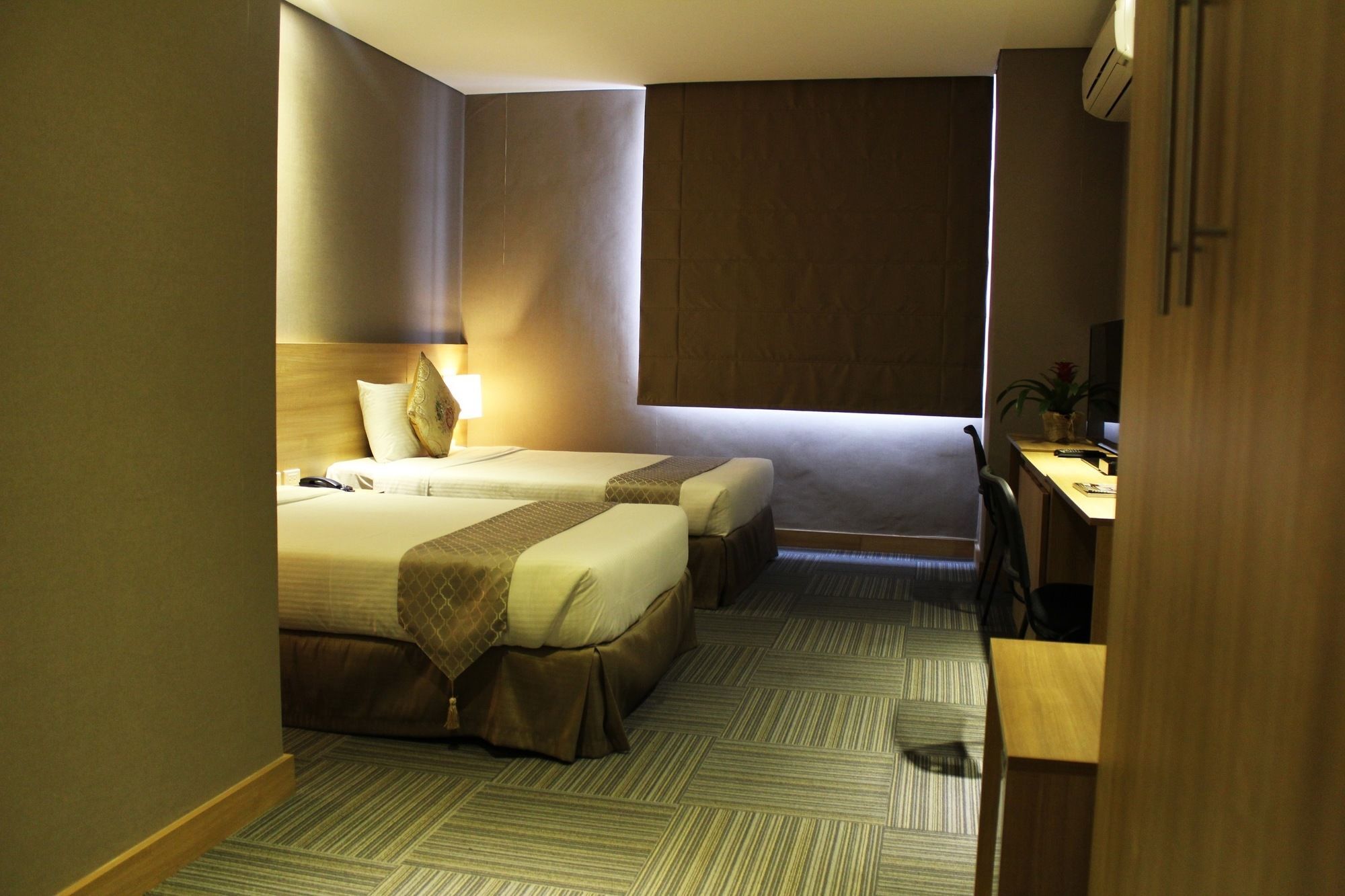 Madison 101 Hotel + Tower Quezon City Bagian luar foto